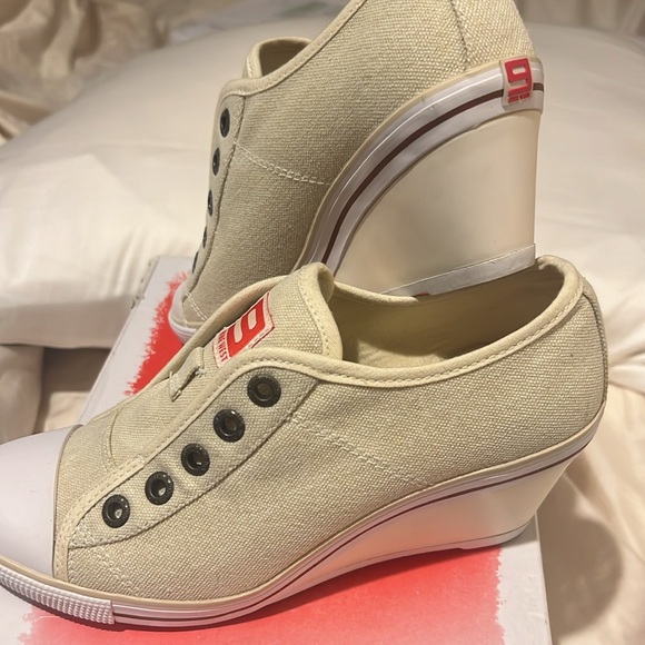 New never worn canvas slip on wedge sneaker - Picture 4 of 6